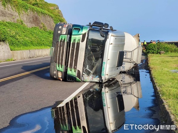 ▲▼新北瑞芳台2線油罐車翻覆，硫酸滲漏滿地。（圖／記者郭世賢翻攝）