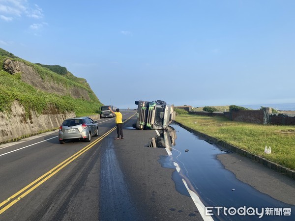 ▲▼新北瑞芳台2線油罐車翻覆，硫酸滲漏滿地。（圖／記者郭世賢翻攝）