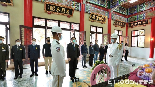 ▲基隆中正公園忠烈祠秋祭國殤大典 林右昌向先賢烈士致敬。（圖／記者郭世賢翻攝）