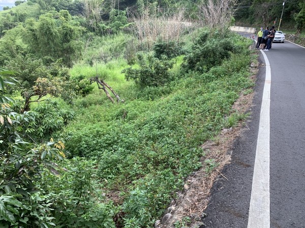 ▲一心南街一個月發生4起機車墜谷事件。（圖／記者唐詠絮翻攝）