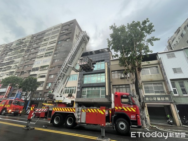 ▲三民區建國三路火警 。（圖／記者吳世龍攝）