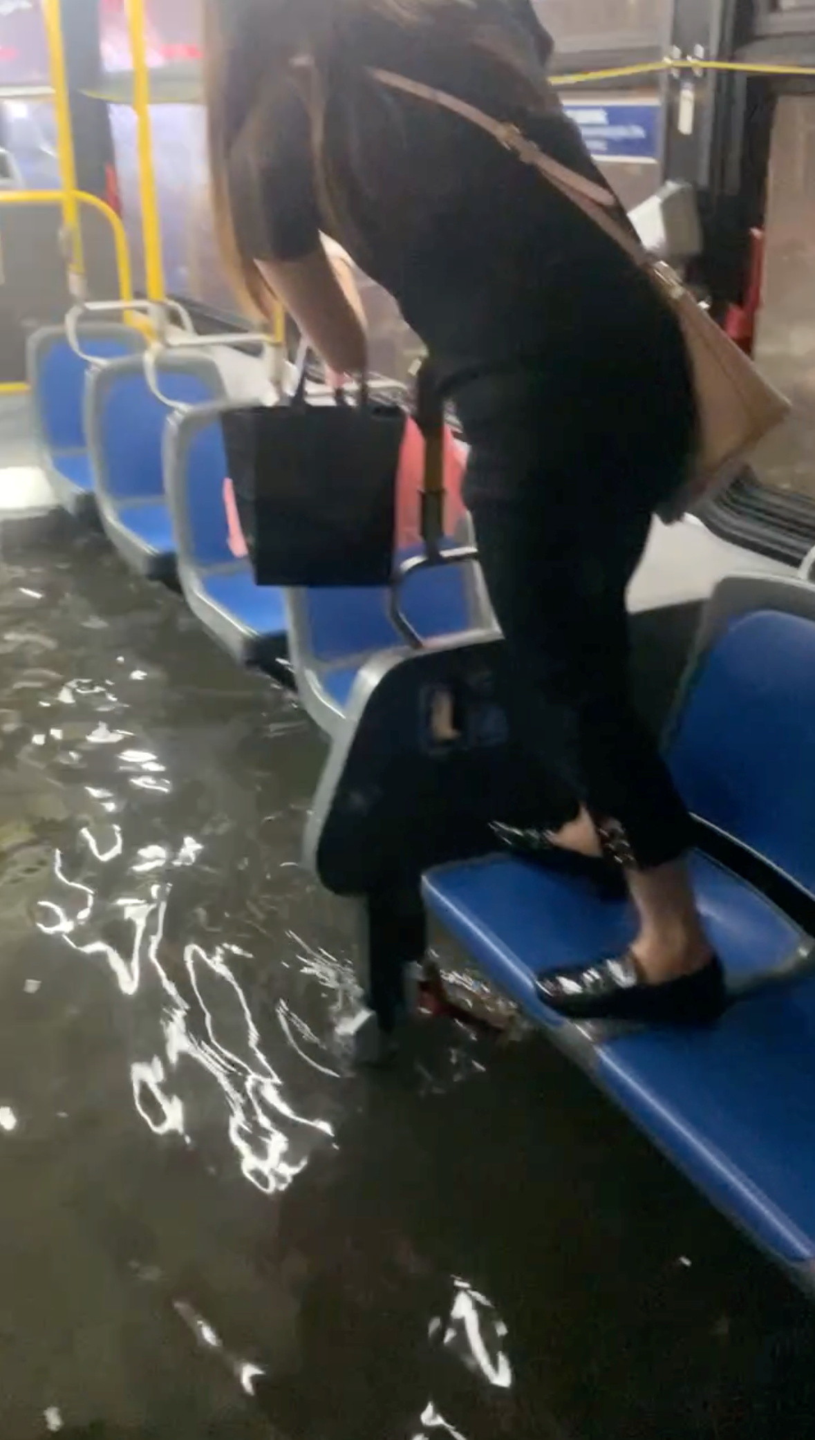 ▲▼颶風艾妲（Ida）餘威驚人，為紐約市地鐵淹水。（圖／路透社）
