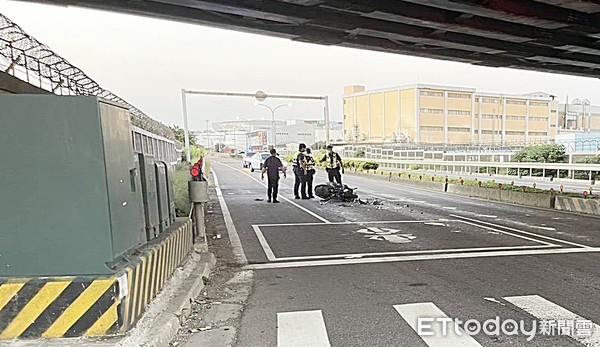 ▲桃園市林姓男子1日凌晨騎車返家，行經大園區三民路一段時失控撞上前方大貨車倒地，送醫急救仍不治，警方現場處理。（圖／記者沈繼昌翻攝）