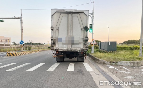 ▲桃園市林姓男子1日凌晨騎車返家，行經大園區三民路一段時失控追撞大貨車，送醫急救不治，大貨車車尾部分毀損。（圖／記者沈繼昌翻攝）