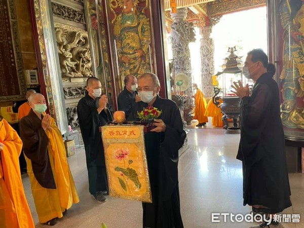 ▲台南市安平觀音亭今年中元普度，舉辦盂蘭盆消災祈福法會，普度祭用品皆以素食為主，禮請到高雄佛教會理事長悟豪法師率眾主行蒙山施食植福法會，十分殊勝圓滿。（圖／記者林悅翻攝，下同）