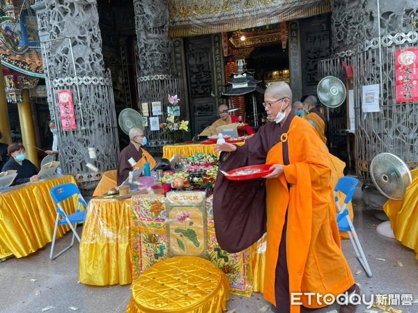 ▲台南市安平觀音亭今年中元普度，舉辦盂蘭盆消災祈福法會，普度祭用品皆以素食為主，禮請到高雄佛教會理事長悟豪法師率眾主行蒙山施食植福法會，十分殊勝圓滿。（圖／記者林悅翻攝，下同）