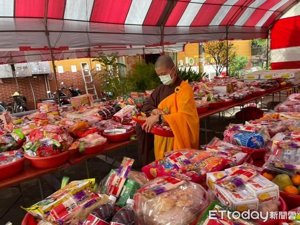 ▲台南市安平觀音亭今年中元普度，舉辦盂蘭盆消災祈福法會，普度祭用品皆以素食為主，禮請到高雄佛教會理事長悟豪法師率眾主行蒙山施食植福法會，十分殊勝圓滿。（圖／記者林悅翻攝，下同）