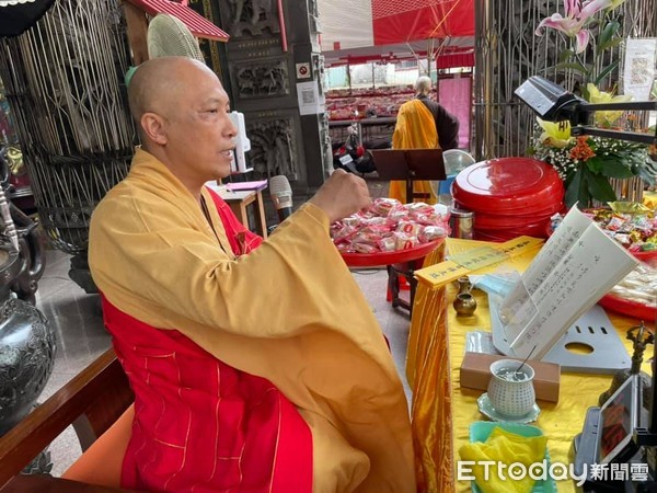 ▲台南市安平觀音亭今年中元普度，舉辦盂蘭盆消災祈福法會，普度祭用品皆以素食為主，禮請到高雄佛教會理事長悟豪法師率眾主行蒙山施食植福法會，十分殊勝圓滿。（圖／記者林悅翻攝，下同）