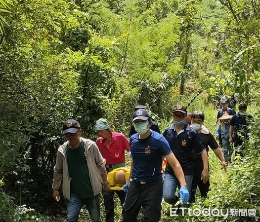 ▲台南市玉井分局及消防人員全力搜尋，終於平安找到迷失的93歲丁姓老翁，經送醫尚無大礙。（圖／記者林悅翻攝，下同）