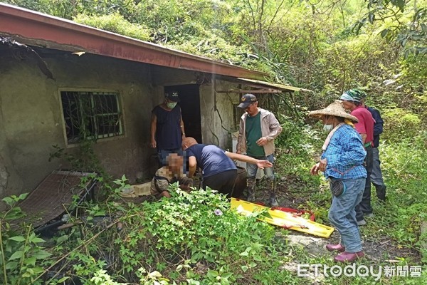 ▲台南市玉井分局及消防人員全力搜尋，終於平安找到迷失的93歲丁姓老翁，經送醫尚無大礙。（圖／記者林悅翻攝，下同）