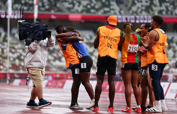 ▲▼東京帕運女子200公尺視障賽，陪跑員下跪求婚。（圖／路透）