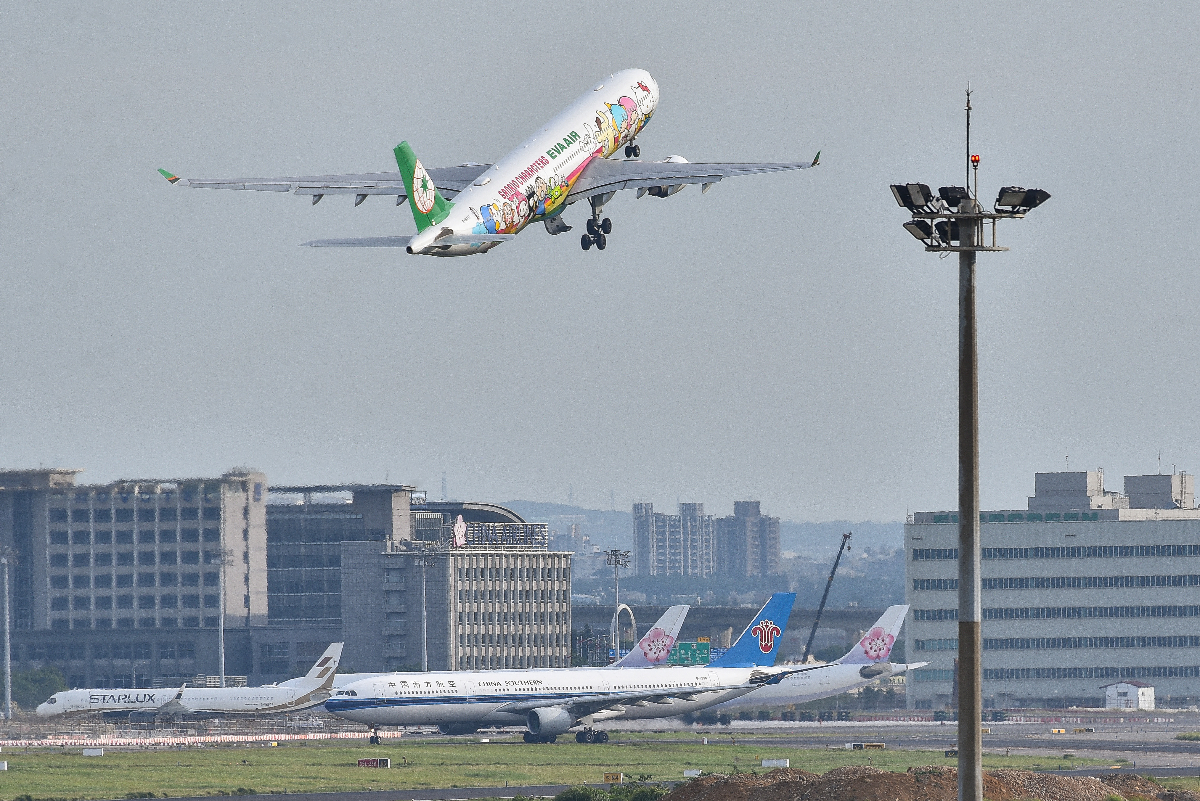 ▲▼EVA AIR,長榮航空,客機,航班,Hello Kitty彩繪機,Hello Kitty夢想機,空中巴士Airbus A300-300,B-16332,出國,旅遊,桃園機場,航空業,觀光,桃機,防疫,機組員,機師,居檢,派飛,檢疫,旅遊,邊境管制,解封。（圖／記者李毓康攝）