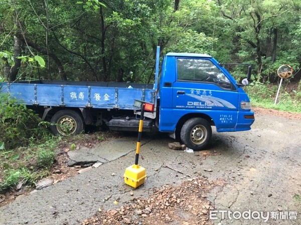 ▲枋寮警分局歸崇派出所所長陳啟超及警員梁棠碩協助鄭男貨車脫困             。（圖／記者陳崑福翻攝，以下同）