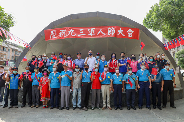 ▲▼朱立倫回防桃園故鄉，參加「國旗屋」九三軍人節升旗典禮。（圖／朱立倫辦公室提供）