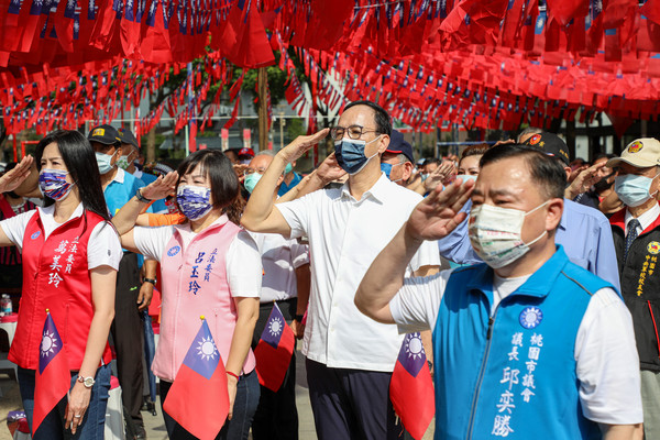 ▲▼朱立倫回防桃園故鄉，參加「國旗屋」九三軍人節升旗典禮。（圖／朱立倫辦公室提供）