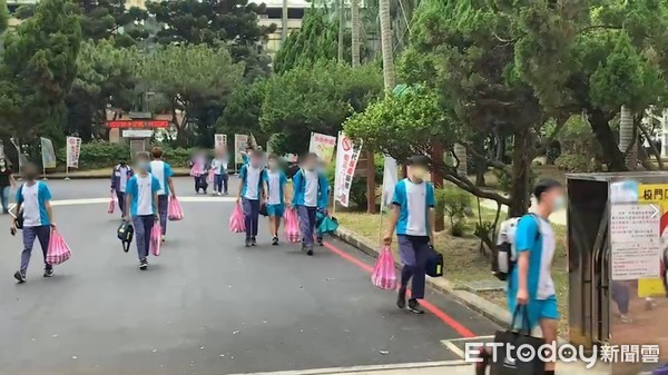 ▲▼北科附工學生陸續離開校園。（圖／記者沈繼昌攝，下同）