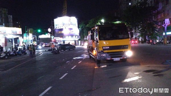 ▲▼小客車與環保局垃圾車路口碰撞，波及到正在待轉區的4輛機車。（圖／民眾提供）