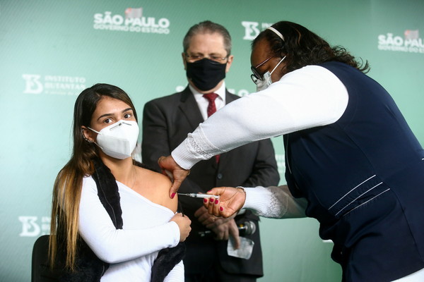 ▲▼巴西護理師接種科興疫苗。（圖／路透）