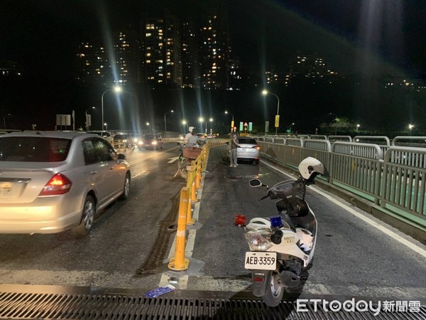 ▲▼關渡橋上車禍。（圖／記者陳雕文翻攝）