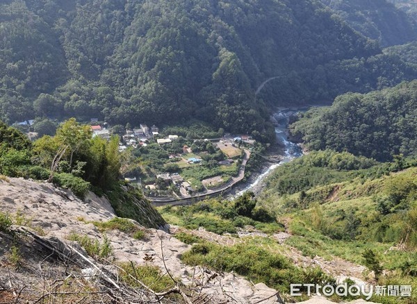 ▲休旅車受困深山泥濘　熱心副所長帶員警搜山推車神救援。（圖／記者陳凱力翻攝）