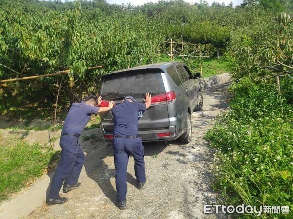 ▲休旅車受困深山泥濘　熱心副所長帶員警搜山推車神救援。（圖／記者陳凱力翻攝）