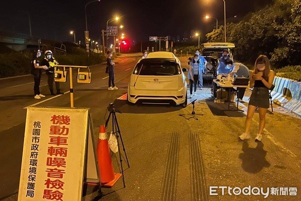 ▲▼將違規改裝汽機車一一檢測。（圖／大園警分局提供）