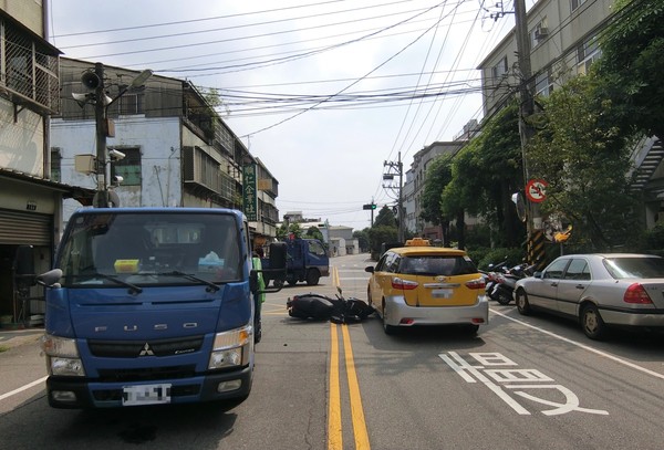 ▲▼大里區一輛貨車開出巷口未讓直行車，造成高中生剎車不及連撞2車。（圖／民眾提供）