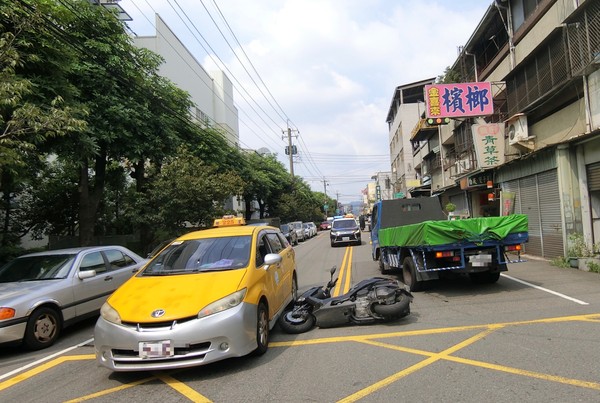 ▲▼大里區一輛貨車開出巷口未讓直行車，造成高中生剎車不及連撞2車。（圖／民眾提供）