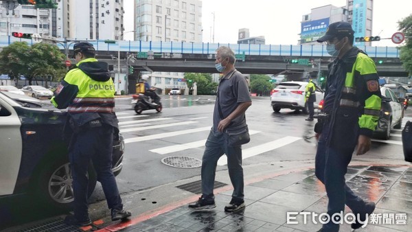 ▲▼楊姓駕駛（中）在被警方帶回時，頻問警方「晚上有地方洗澡嗎？」。（圖／記者黃彥傑攝）