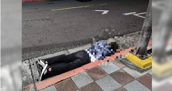 1名男子醉倒路邊慘被毛小孩灑尿。（圖／翻攝自「爆怨2公社」臉書）