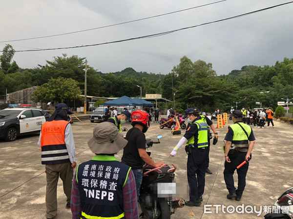 ▲台南市環保局會同警方及監理站於龍崎區182線龍湖宮聯合稽查取締噪音車，違規車輛處以1800元至3600元並要求限期改善，直到符合標準。（圖／記者林悅翻攝，下同）