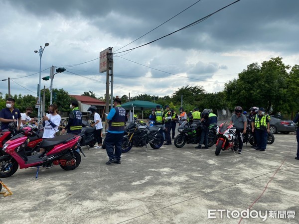 ▲台南市環保局會同警方及監理站於龍崎區182線龍湖宮聯合稽查取締噪音車，違規車輛處以1800元至3600元並要求限期改善，直到符合標準。（圖／記者林悅翻攝，下同）