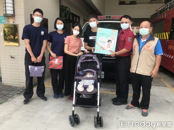 ▲台南市消防關廟分隊救護人員呂雪菁、楊竣，扮產婆接生急產孕婦母子均安，家屬5日上午特前往關廟分隊送滿月禮，感謝救護人員協助，並分享喜悅。（圖／記者林悅翻攝，下同）