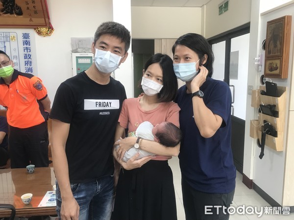 ▲台南市消防關廟分隊救護人員呂雪菁、楊竣，扮產婆接生急產孕婦母子均安，家屬5日上午特前往關廟分隊送滿月禮，感謝救護人員協助，並分享喜悅。（圖／記者林悅翻攝，下同）