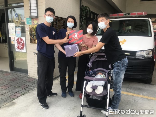 ▲台南市消防關廟分隊救護人員呂雪菁、楊竣，扮產婆接生急產孕婦母子均安，家屬5日上午特前往關廟分隊送滿月禮，感謝救護人員協助，並分享喜悅。（圖／記者林悅翻攝，下同）