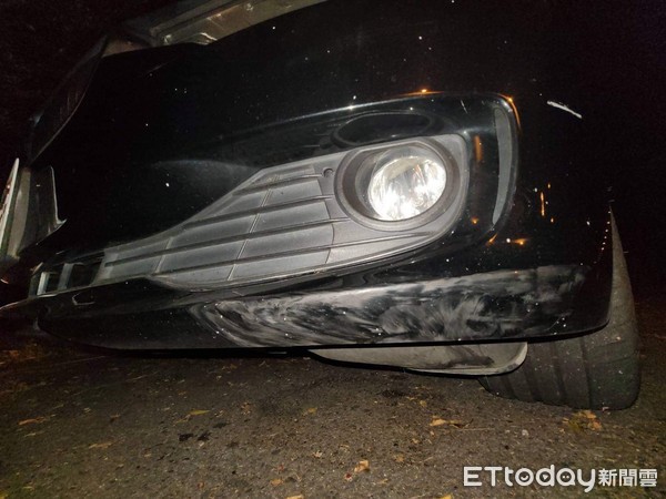 ▲▼國道1號10輛車撞上爆裂的再生胎皮，造成嚴重車損             。（圖／記者陳以昇翻攝）
