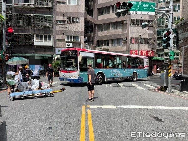 ▲汐止區福德一路5日上午發生一起公車撞倒老婦人車禍意外。（圖／記者張君豪翻攝）