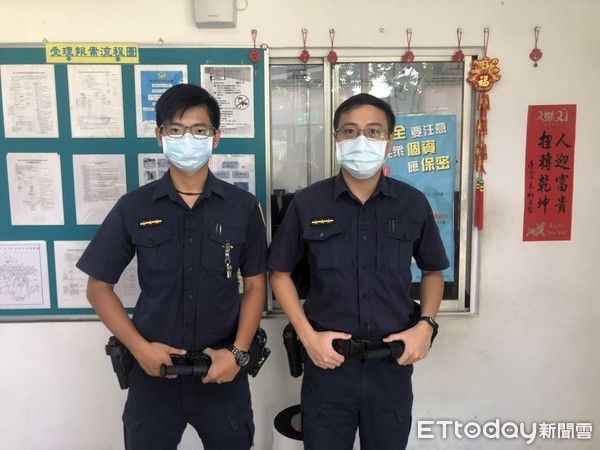 ▲內湖警分局港墘派出所警員李鋐宥(左)、陳奎凱(右)機警逮捕詐騙集團車手。（圖／記者張君豪翻攝）