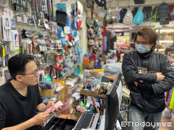 ▲喵寒夜衝店躲雨！生病「錯過3領養人」　怕貓闆娘克服恐懼暖收編。（圖／網友虎媽提供）