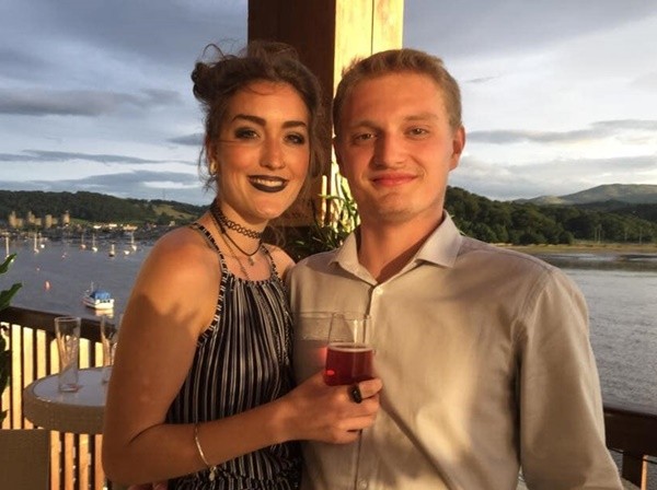 ▲▼英國24歲男子從樓梯扶手滑下來卻摔死。（圖／翻攝自Facebook／Alexa Heacock）