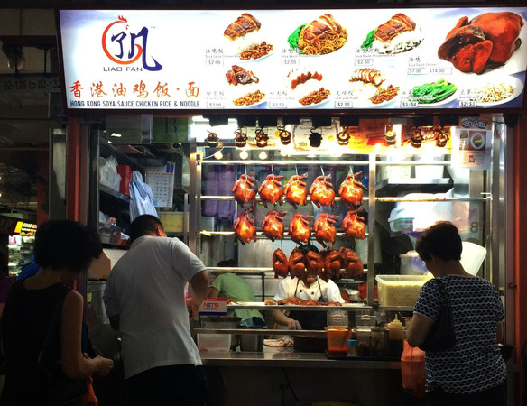 ▲▼許多顧客站在新加坡「了凡油雞飯‧麵」攤位前。（圖／達志影像／美聯社）