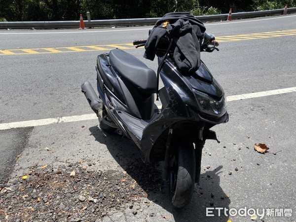 ▲▼3好友騎機車北宜公路跑山，過彎跨雙黃線撞小客車，機車被撞成廢鐵             。（圖／記者陳以昇翻攝）