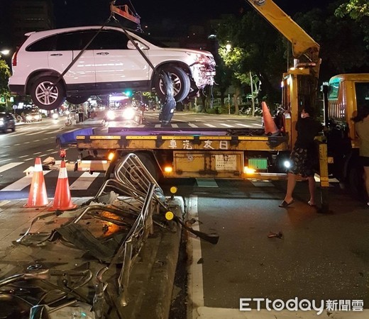 ▲▼北市休旅車撞上公車候車亭。（圖／記者張君豪翻攝）