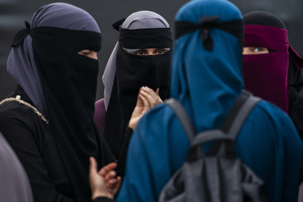 ▲▼塔利班掌權後，阿富汗女性就讀大學規定出爐，其中一項是必須穿戴只露出雙眼的面紗尼卡布（niqab）。（圖／達志影像／美聯社）
