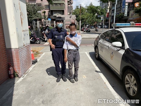 ▲警方將迷途黃姓男子送返蘆竹家中。（圖／中壢警分局提供）