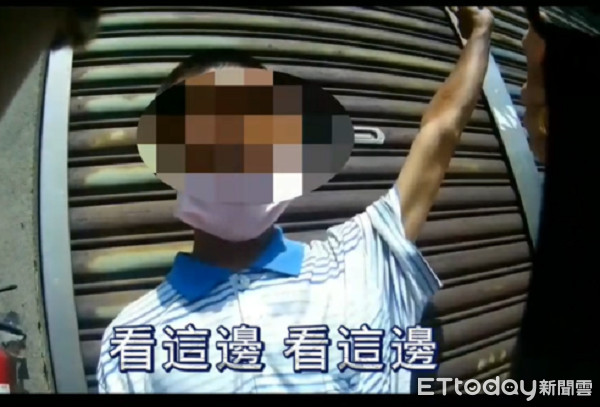 ▲▼員警以人臉查詢身份時，黃男不斷擺出YA姿勢。（圖／中壢警分局提供）