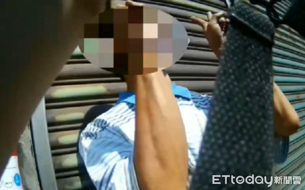 ▲▼員警以人臉查詢身份時，黃男不斷擺出YA姿勢。（圖／中壢警分局提供）