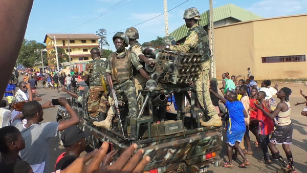 ▲▼西非國家幾內亞驚爆政變，特種部隊出現在首都柯那基里（Conakry）。（圖／路透）