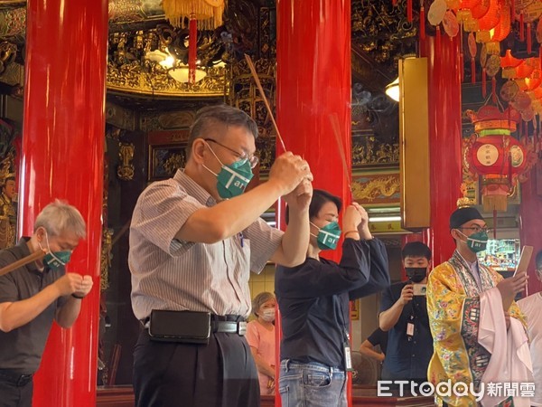 ▲▼柯文哲參拜松山慈祐宮。（圖／記者袁茵攝）