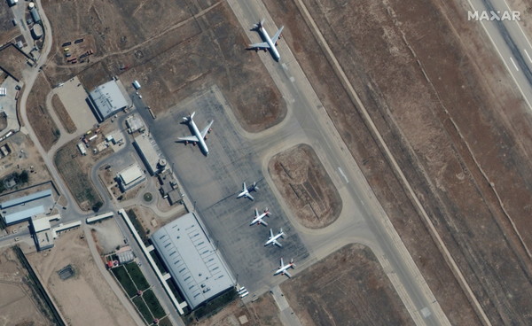▲▼ 2021年9月3日，阿富汗北部的馬札爾沙里夫機場（Mazar-i-Sharif International Airport）主航廈附近，可以看到6架商用飛機。  。（圖／路透）
